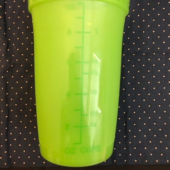 Tupperware Mini Quick Shake Container Rare Lime - Picture 2 of 5